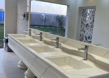استراحة بمجلس واسع وفناء خارجي 