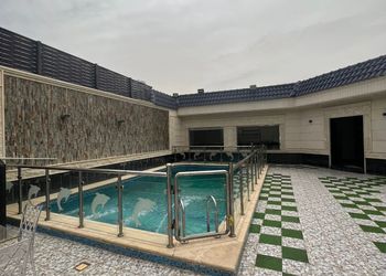 شاليه بجلسة خارجية مطلة على المسبح 