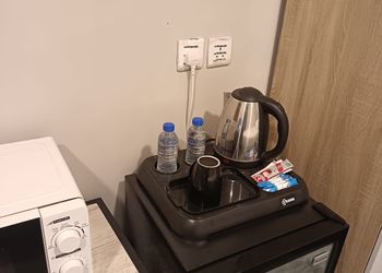 استديو بأثاث مريح وبسيط 
