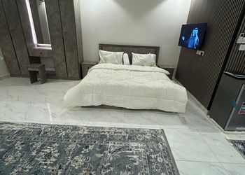 استديو بسرير ماستر وجلسة جانبية