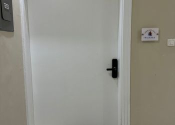 استديو بسرير مريح وجلسة جانبية 