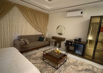 استديو بسرير ماستر وجلسه جانبيه