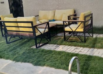 شاليه بمسطح اخضر وجلسة خارجية