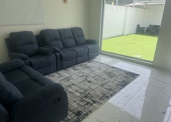  شاليه بمسطح اخضر و مسبح.