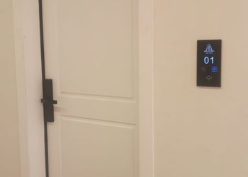 شقة بغرفة جلوس وغرفتين نوم 