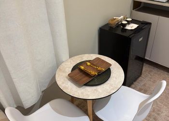 استديو بسرير ماستر وجلسة مريحة 