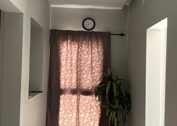 شقه بأثاث مريح ودخول ذاتي