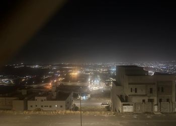 شقة بصالة جلوس وثلاث غرف نوم 