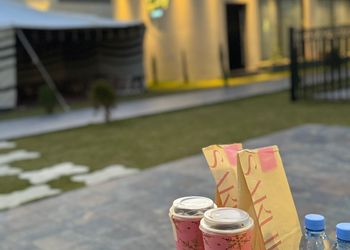 شاليه بجلسة خارجية ومسطح اخضر