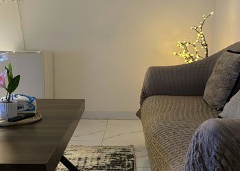 استديو بأثاث مريح وبسيط 