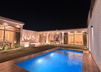 شاليه بتصميم أنيق ومسبح خارجي 