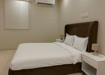 استديو بأثاث مريح وبسيط 