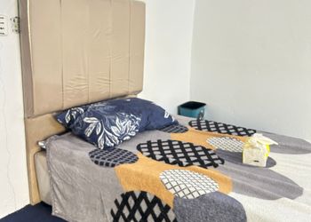 استديو بأثاث مريح وبسيط