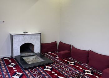 شاليه بجلسة خارجية ومسطح اخضر