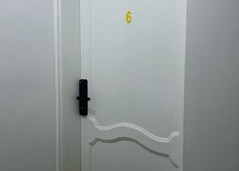 استديو بأثاث مريح وبسيط 