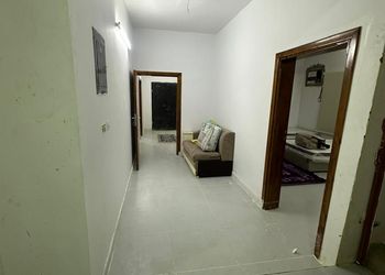 وحدة بمجلس وغرفة نوم وفناء خارجي