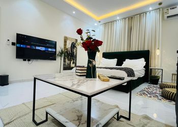 استديو بأثاث مريح وبسيط 