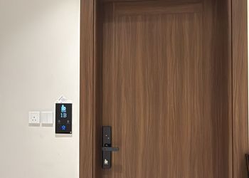 شقة بصالة مريحة وإطلالة مميزة 