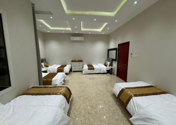 شقة واسعة بصالة وغرفتين نوم 