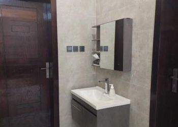 شقة بصالة وثلاث غرف نوم