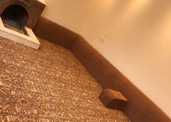 شاليه بمسبح ومسطحات خضراء