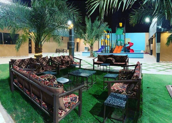 شاليه بمسطح اخضر وجلسة خارجية 