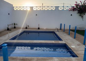 شاليه بمسطح اخضر وجلسة خارجية 