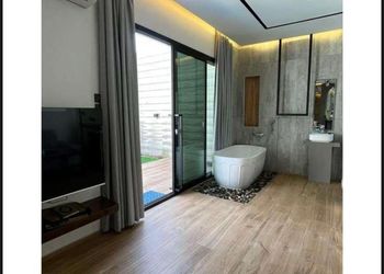 شاليه بجاكوزي مطل على المسبح 