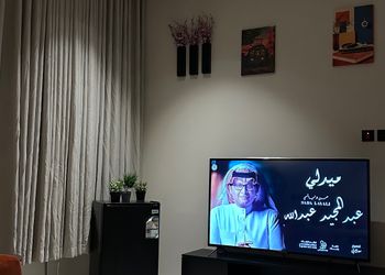 شقة بتصميم هادئ وصالة مريحة 