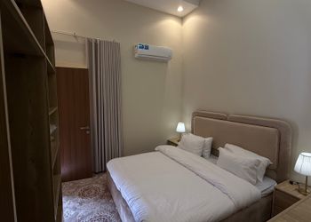 شقة بغرفة معيشة وغرفتين نوم 