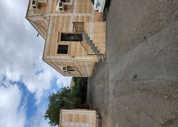 شقة بصالة جلوس وغرفة نوم مريحة 