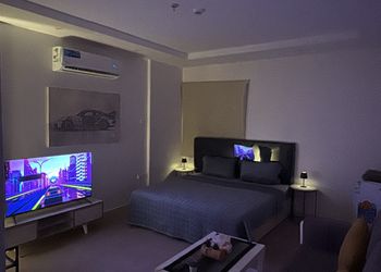 استديو بأثاث مريح وبسيط 