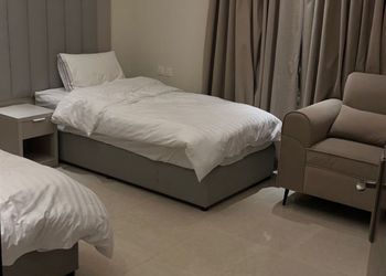 شقة بغرفة معيشة وثلاث غرف نوم 