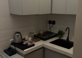 استديو بجلسة جانبية