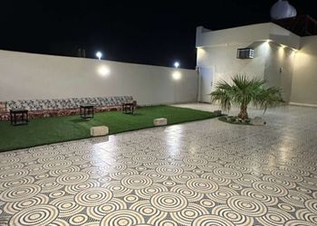 استراحة بمسطح اخضر وجلسه خارجيه