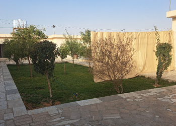 شاليه بجلسة تطل على مسبح خارجي 