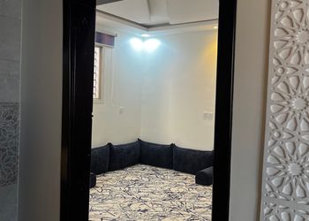 شاليه بمسطح اخضر وجلسة خارجية