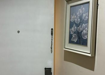 غرفة بسريرين ودورة مياه