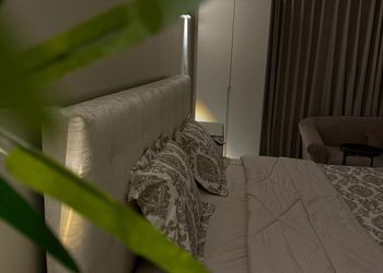 استديو بألوان مريحة وأثاث راقي
