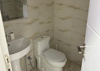 شاليه بمسطح اخضر ومسبح 