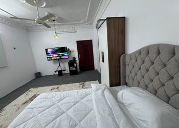 غرفة بتلفزيون وأثاث مريح 