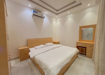 شاليه بمسطح اخضر ومسبح ألعاب مائية