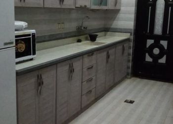 شاليه بجلسة تطل على مسبح داخلي 