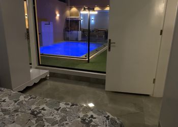 شالية بمسطحات خضراء وجلسة خارجية