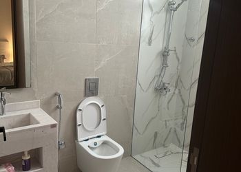 شقة بصالة وثلاث غرف نوم