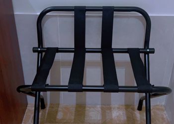 استديو بسرير مفرد وأثاث مريح 