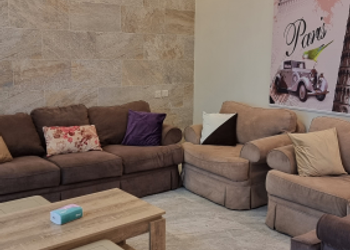شاليه بصالة مطلة على المسبح 
