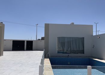 استراحة بصالة جلوس ومسبح خارجي