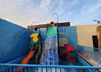 شاليه بألعاب مائية وجلسة خارجية 