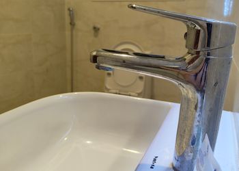 استديو بأثاث مريح وبسيط